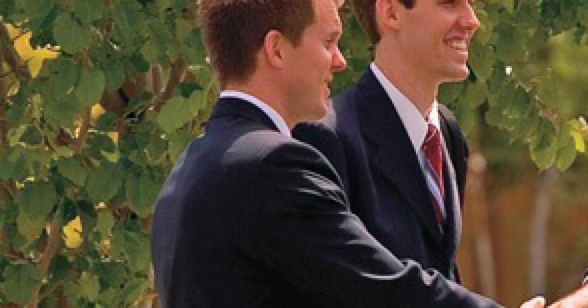 Camicia, cravatta e zainetto sulle spalle: chi sono i mormoni ''baresi''?